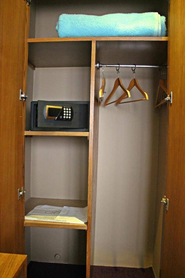 Budget Double Room, closet, safe